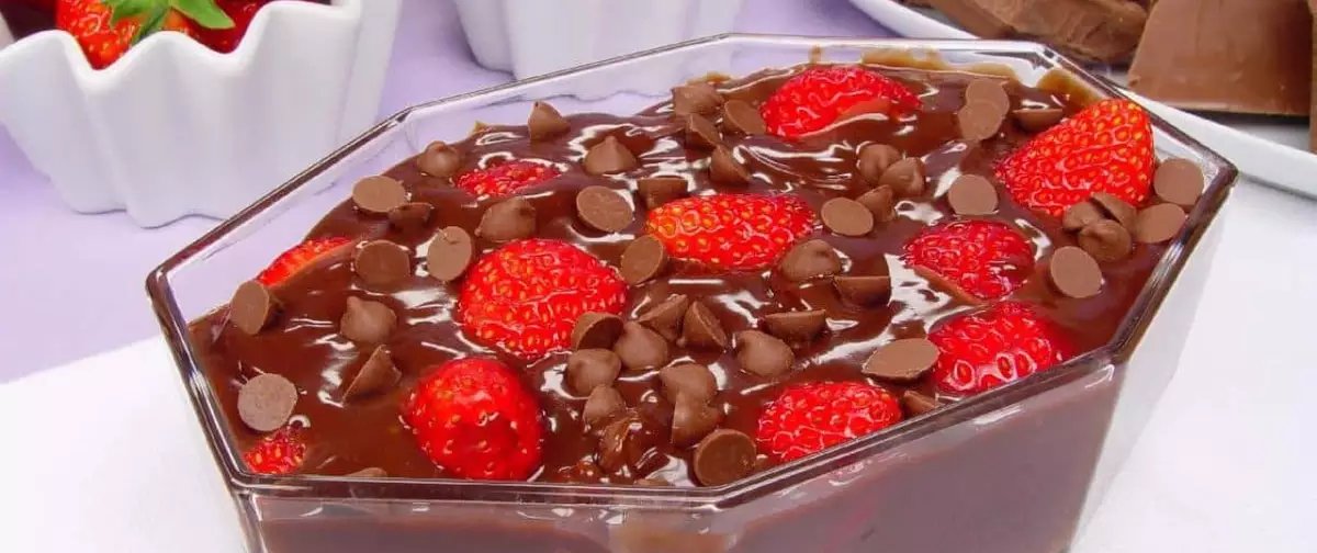 Estrogonofe de morango reúne chocolate e licor em sobremesa prática de 30 minutos - Imagem do artigo