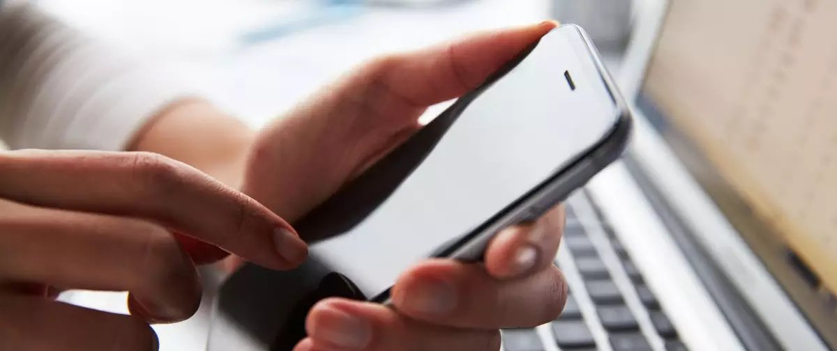 Exposição prolongada à luz azul de telas afeta sono e ritmo circadiano - Imagem do artigo