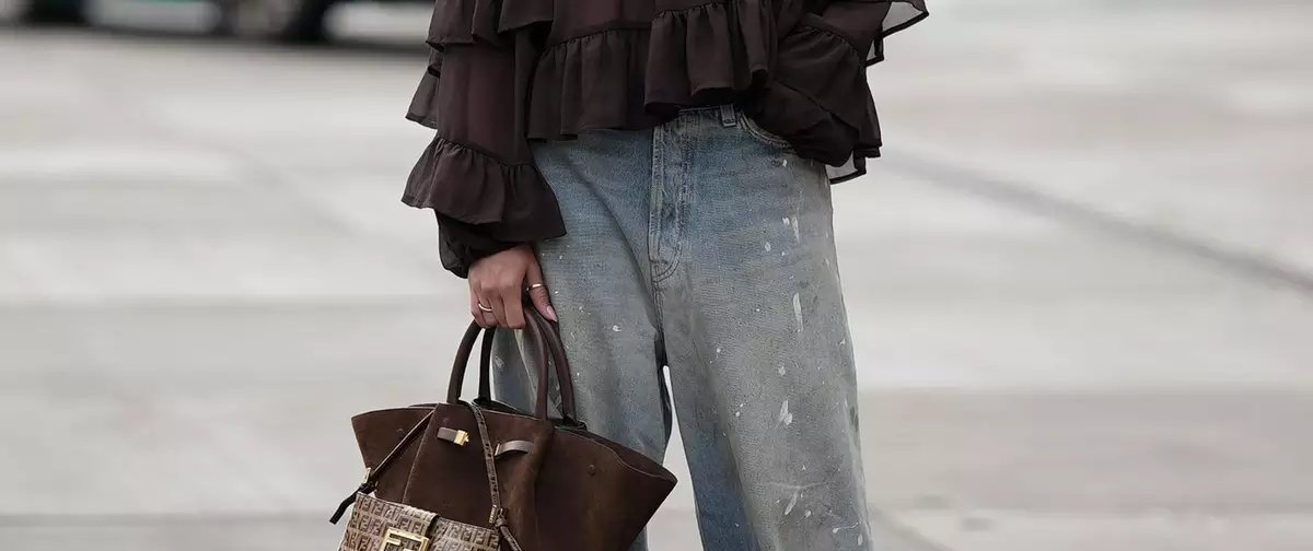 Bolsas marrom-chocolate voltam aos holofotes na primavera e se consolidam como peça-chave do guarda-roupa - Imagem do artigo