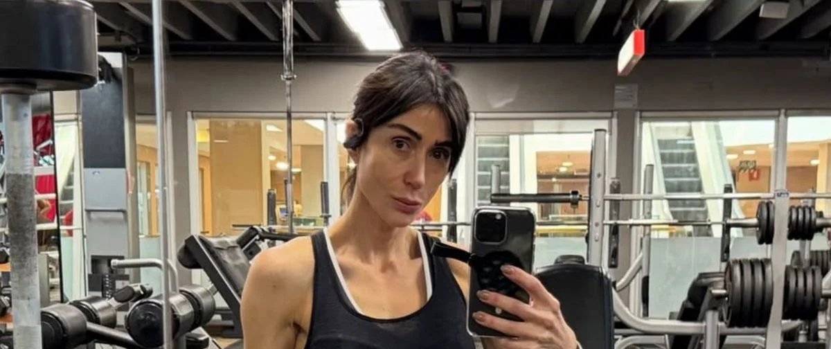 Aos 46 anos, Michelle Barros relata que começou a treinar aos 30 e mantém corpo definido com dieta baseada em salada e proteína - Imagem do artigo