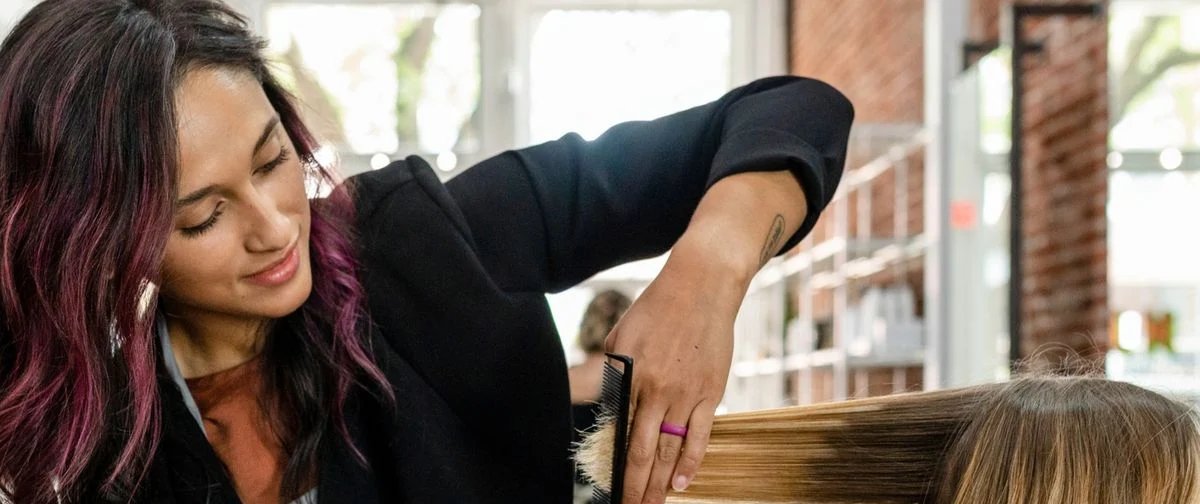 Cinco cortes de cabelo com efeito rejuvenescedor prometem liderar as tendências depois de setembro - Imagem do artigo