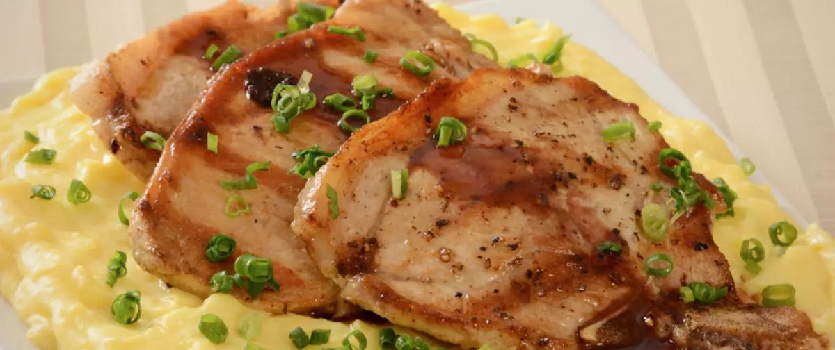 Bisteca suína grelhada com molho de vinho e purê de mandioquinha fica pronta em 1 hora - Imagem do artigo