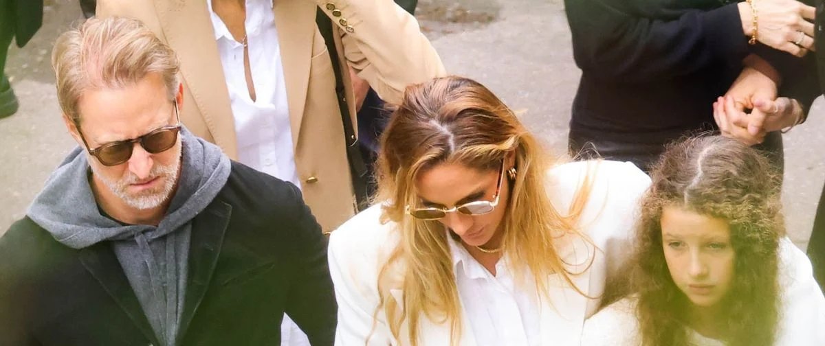 Schynaider Moura é amparada pelas filhas no velório da primogênita Anne-Marie em São Paulo - Imagem do artigo