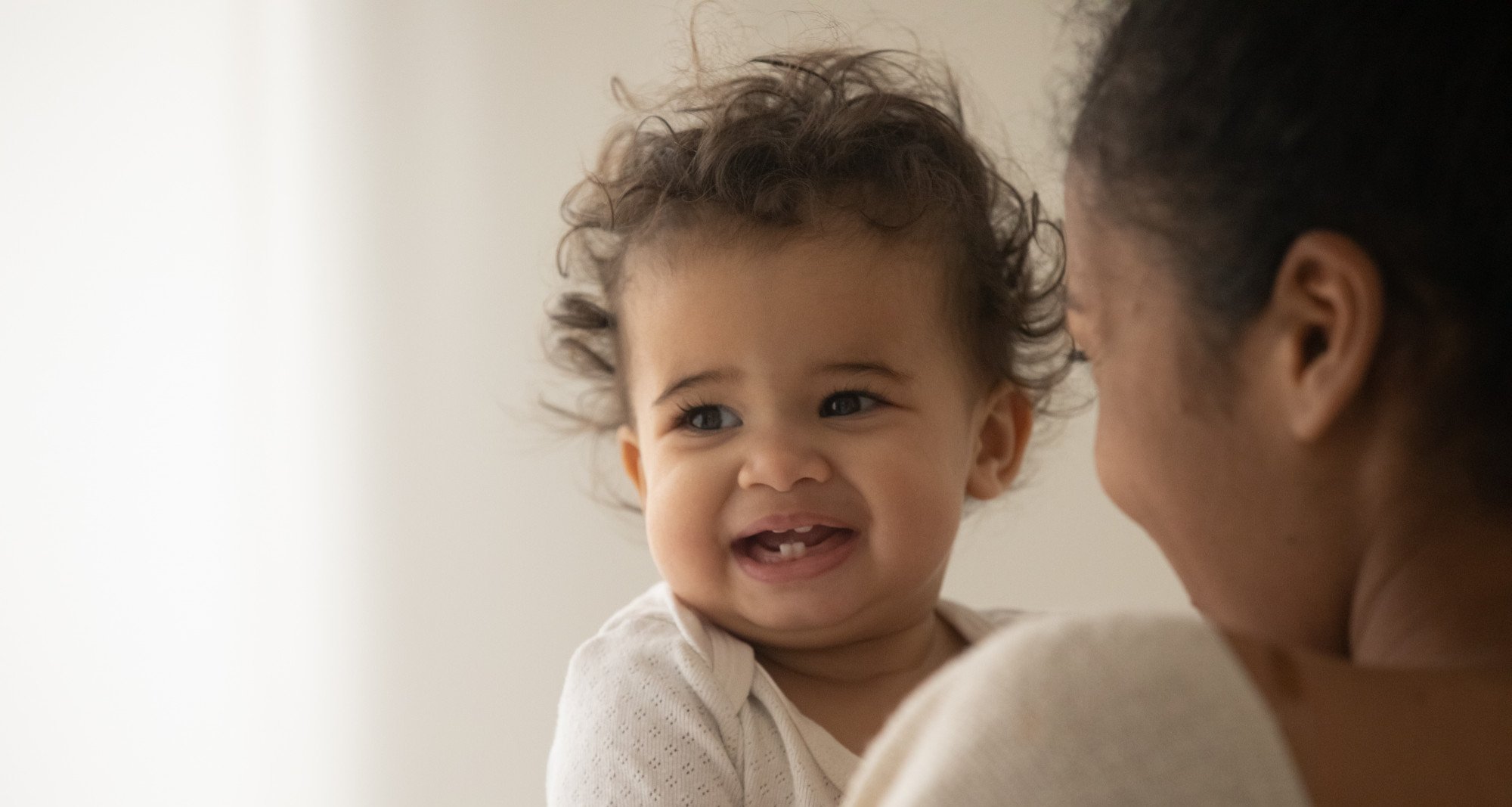 Pediatra esclarece dúvidas sobre a fase de erupção dos primeiros dentes do bebê - Imagem do artigo