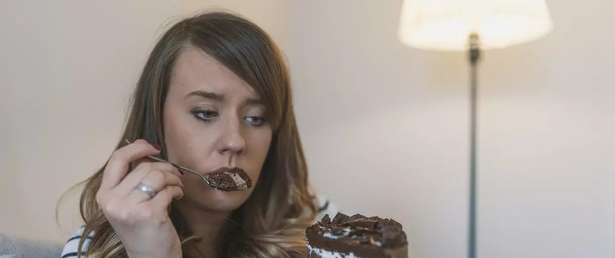 Pesquisa revela que 7 em cada 10 brasileiros sofrem com a fome emocional - Imagem do artigo