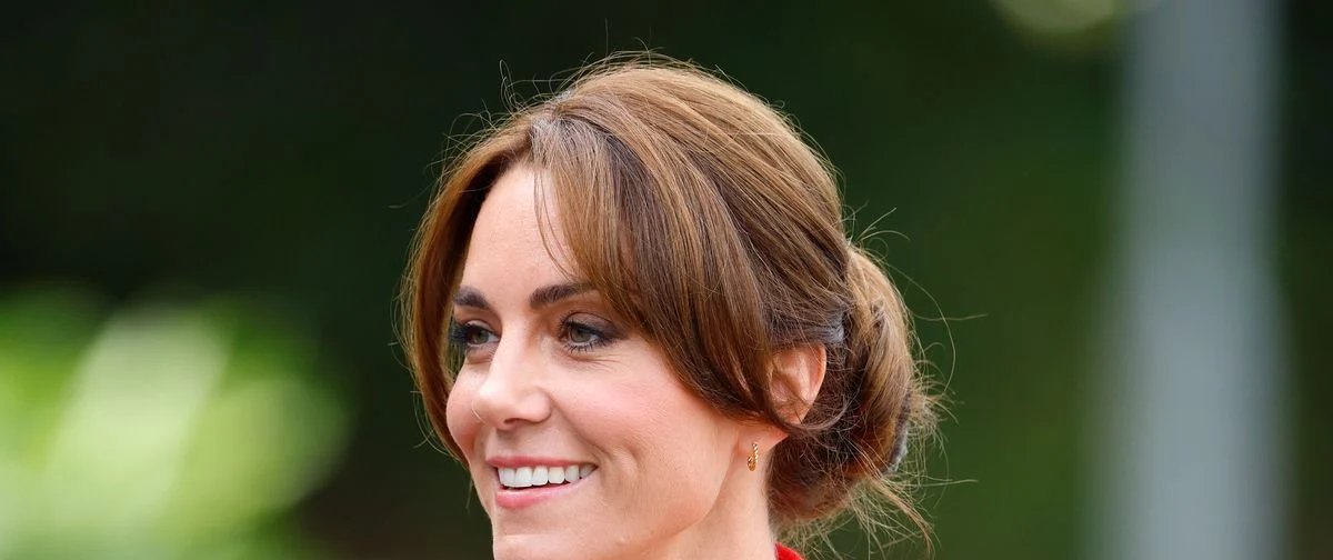 Kate Middleton improvisa coque elegante sem acessórios durante visita a fábrica em Kent - Imagem do artigo