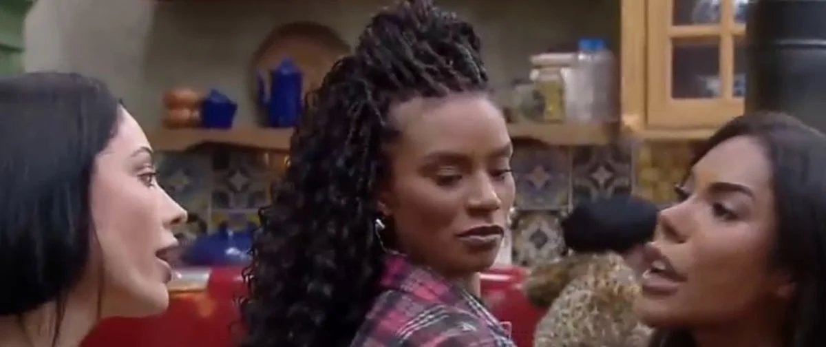 Carol Lekker chama Rayane Figliuzzi de “resto de marmita” e envolve Gracyanne Barbosa em briga na pré-Roça de A Fazenda 17 - Imagem do artigo