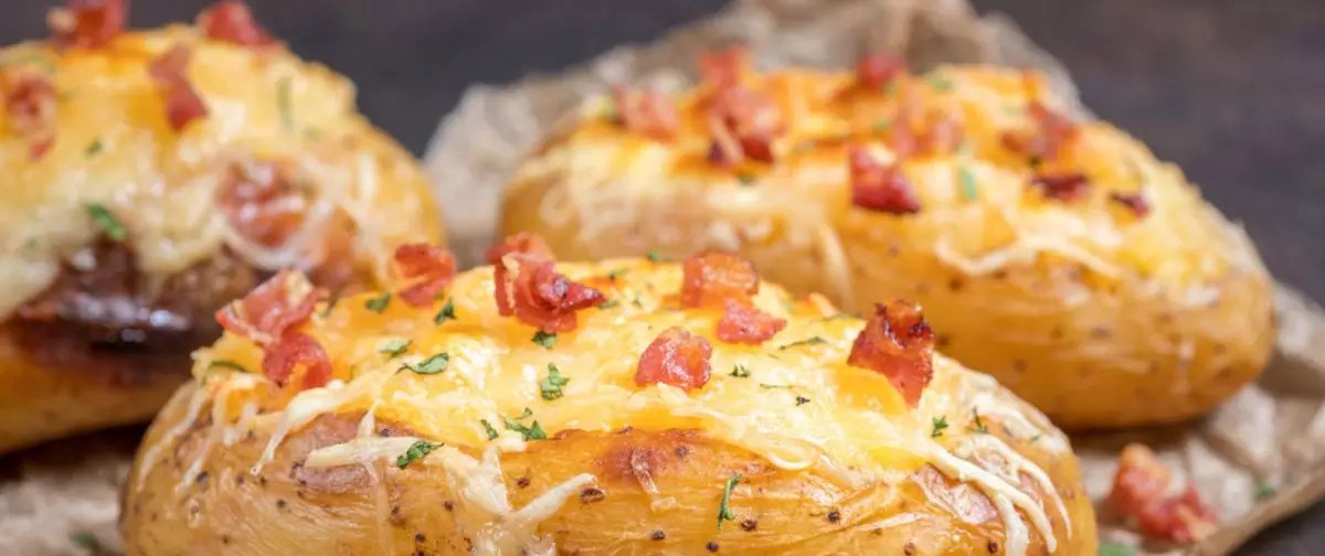 Receita de batata recheada com calabresa rende quatro porções em pouco mais de uma hora - Imagem do artigo