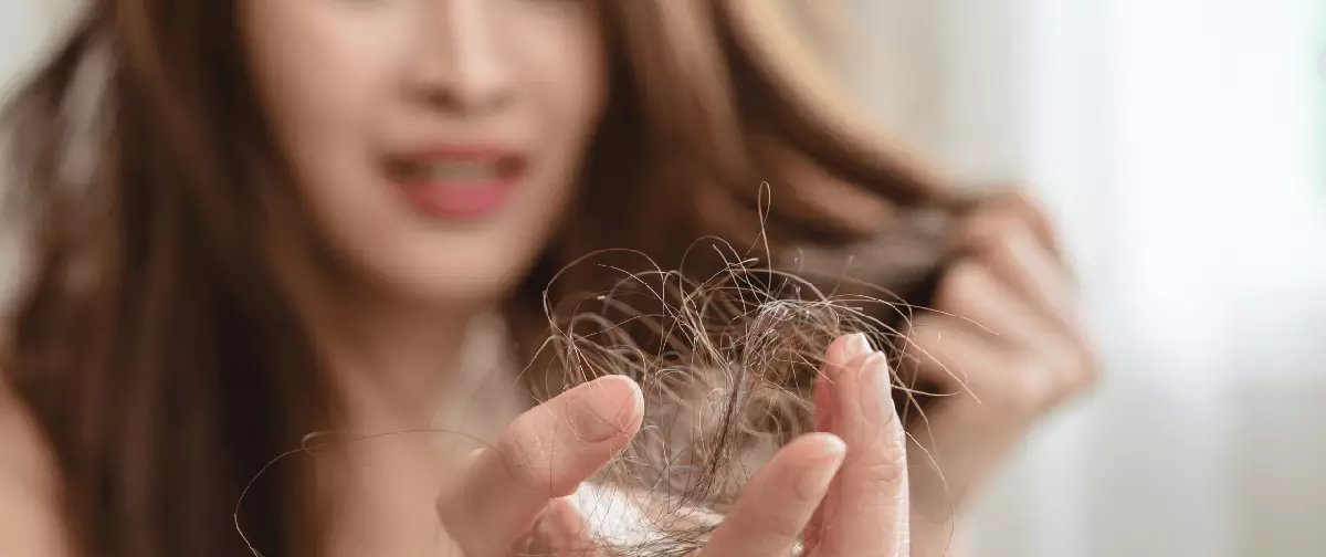 Alimentação equilibrada pode reduzir queda de cabelo, orienta tricologista - Imagem do artigo