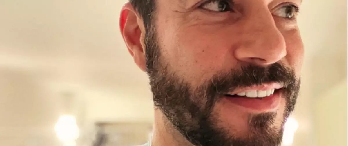 Evaristo Costa destaca cordão de girassol após enfrentar desafios da doença de Crohn - Imagem do artigo