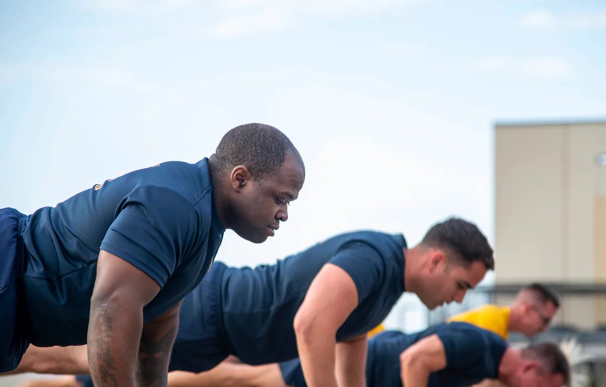 Marinha dos EUA dobrará testes físicos anuais e endurece regras de desligamento - Imagem do artigo