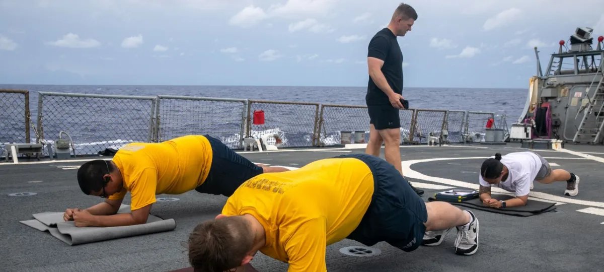 Marinha dos EUA volta a exigir duas avaliações físicas anuais a partir de 2026 - Imagem do artigo
