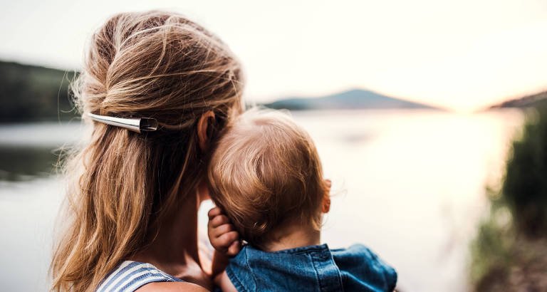 Ausência paterna é associada a sentimento de abandono e afeta autoestima de filhas criadas por mães solo, aponta estudo da PUC-Rio - Imagem do artigo original