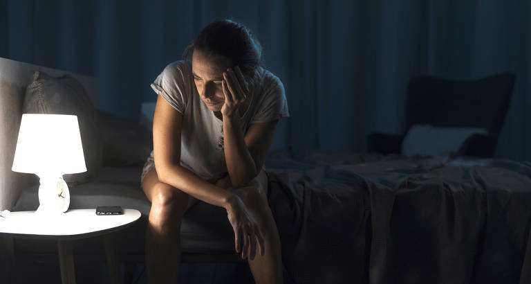 Acordar no meio da madrugada é normal; entenda por que acontece e o que pode ajudar - Imagem do artigo original