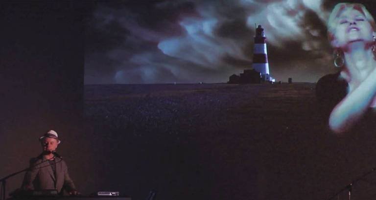 Thomas Dolby transforma palco de Nashville em laboratório de sintetizadores - Imagem do artigo original