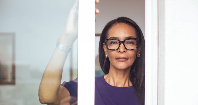 Grifes de luxo colocam mulheres acima dos 50 no centro das passarelas e das capas - Imagem do artigo original