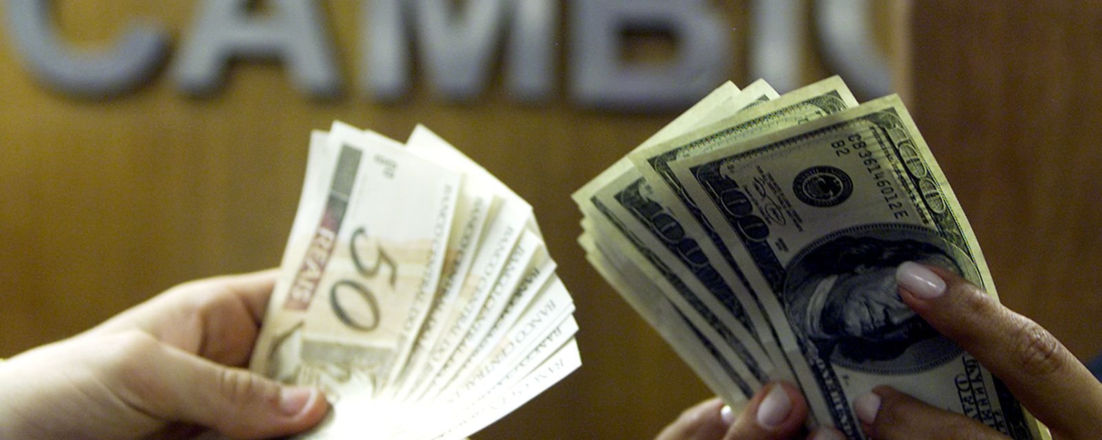 Dólar encerra abaixo de R$ 5 após Trump adiar ação militar contra o Irã - Imagem do artigo
