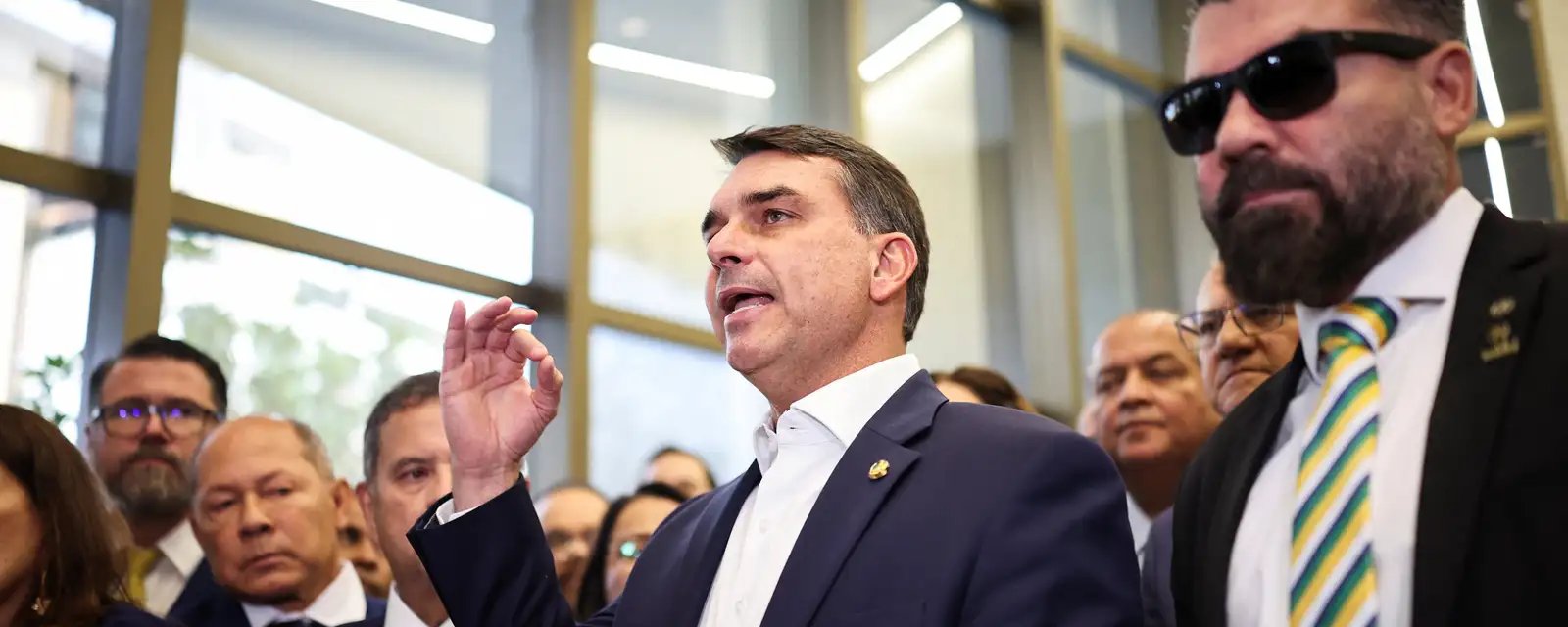 Flávio Bolsonaro admite reunião com Daniel Vorcaro depois da primeira prisão do banqueiro - Imagem do artigo